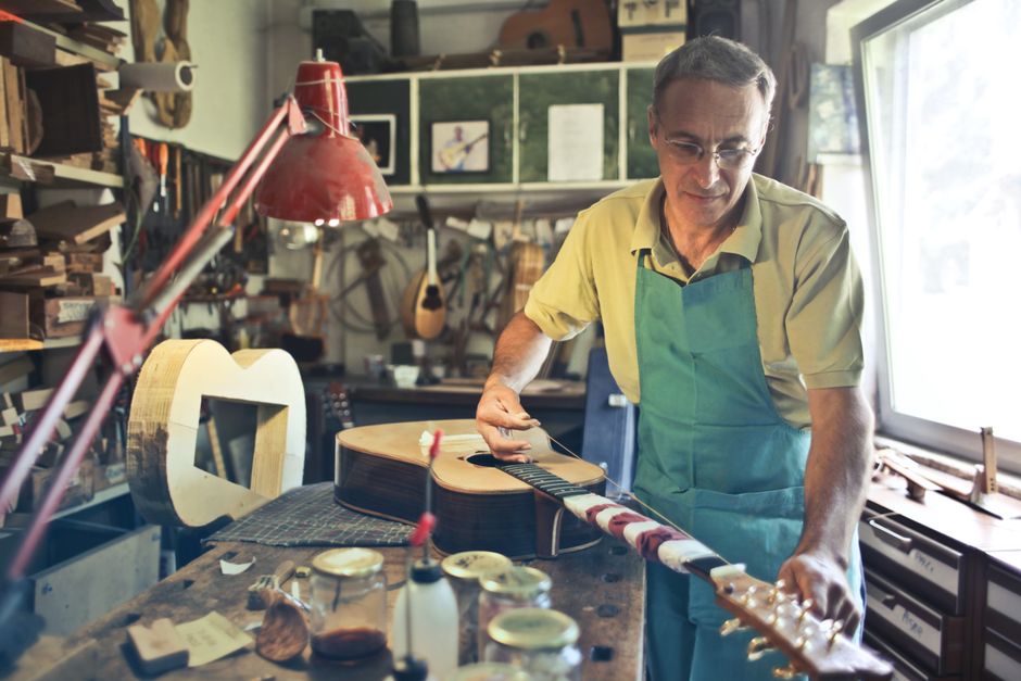 Luthier popravlja akustično kitaro